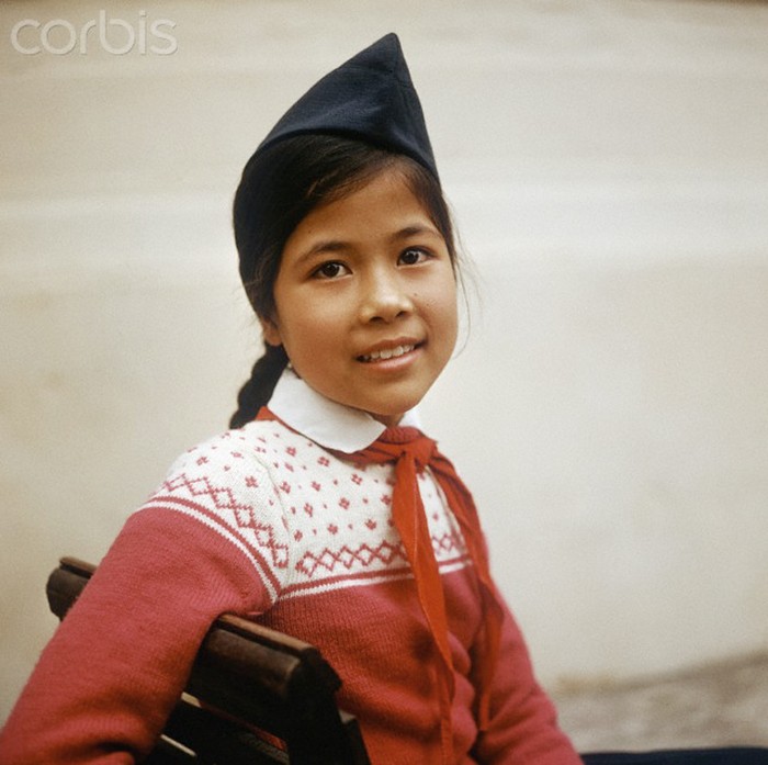 Hà Nội 3/1973. Một nữ Đội viên Đội Thiếu niên Tiền phong với mũ ca nô và khăn quàng đỏ. Ảnh. © Werner Schulze-dpa-Corbis.